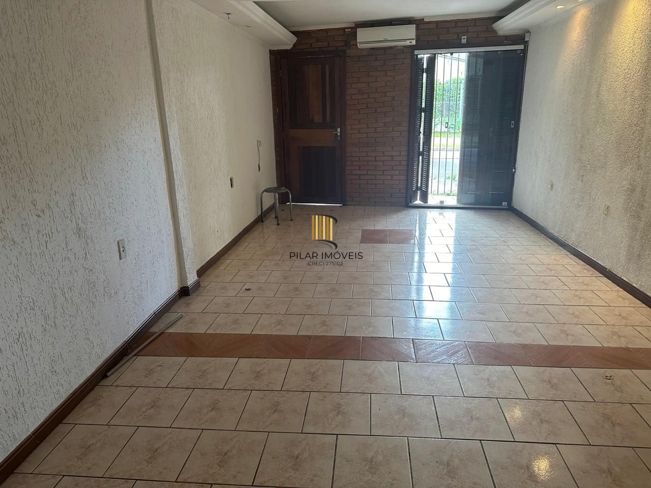 Casa com 03 quartos e 02 vagas de garagem