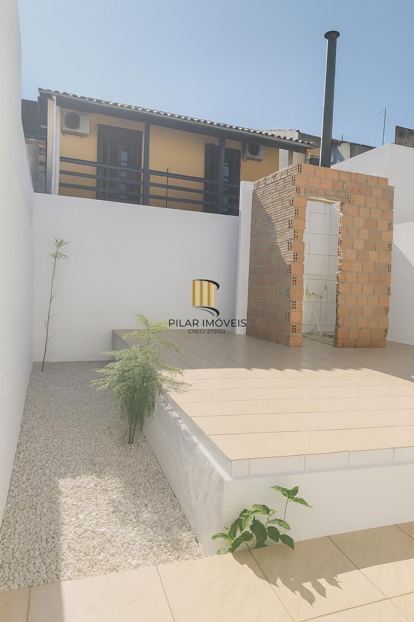 Casa com 02 dormitórios e 01 vaga no Bairro Jardim Vila Nova