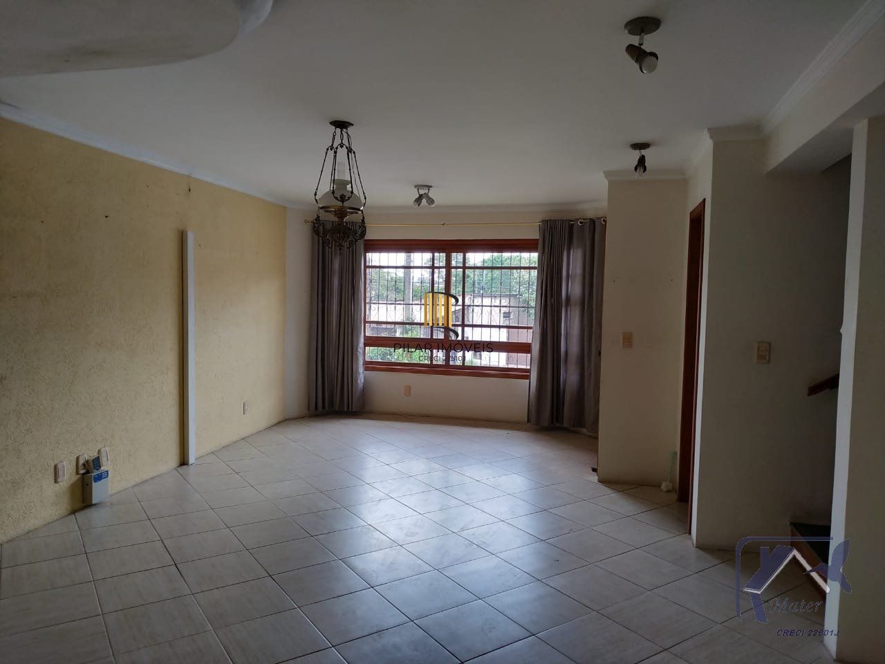CASA COM 220m², 3 DORMITORIOS, SUITE, 4 VAGAS DE GARAGEM COBERTAS, BAIRRO IPANEMA, EM PORTO ALEGRE, RS