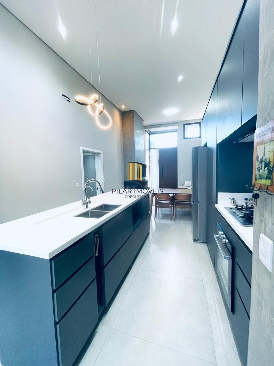 CASA EM CONDOMINIO TÉRREA,  3 SUÍTES 4 VAGAS DE GARAGEM, EM GRAVATAI RS