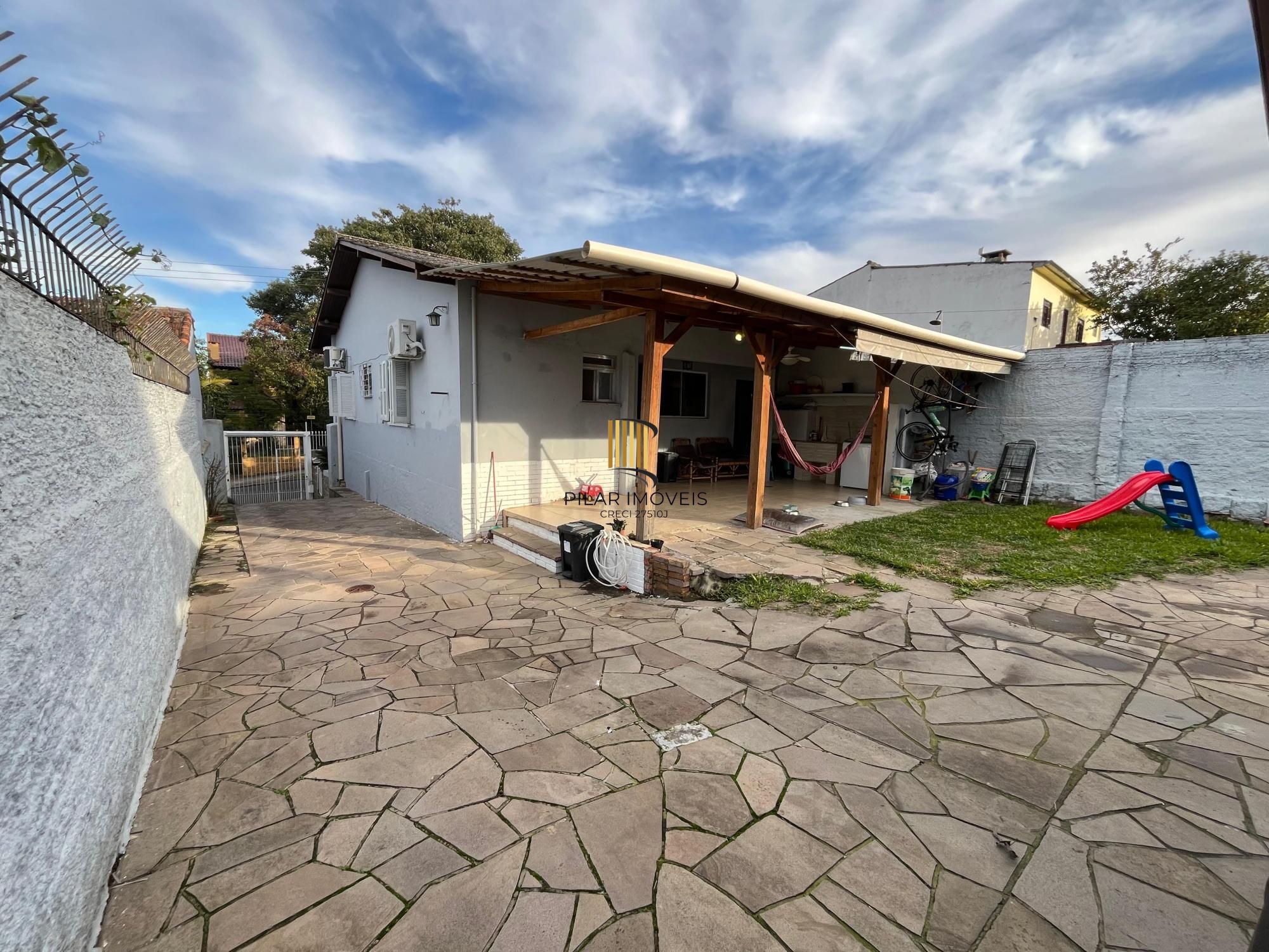 Casa térrea com 02 quartos (01 suíte), garagem coberta para 02 carros
