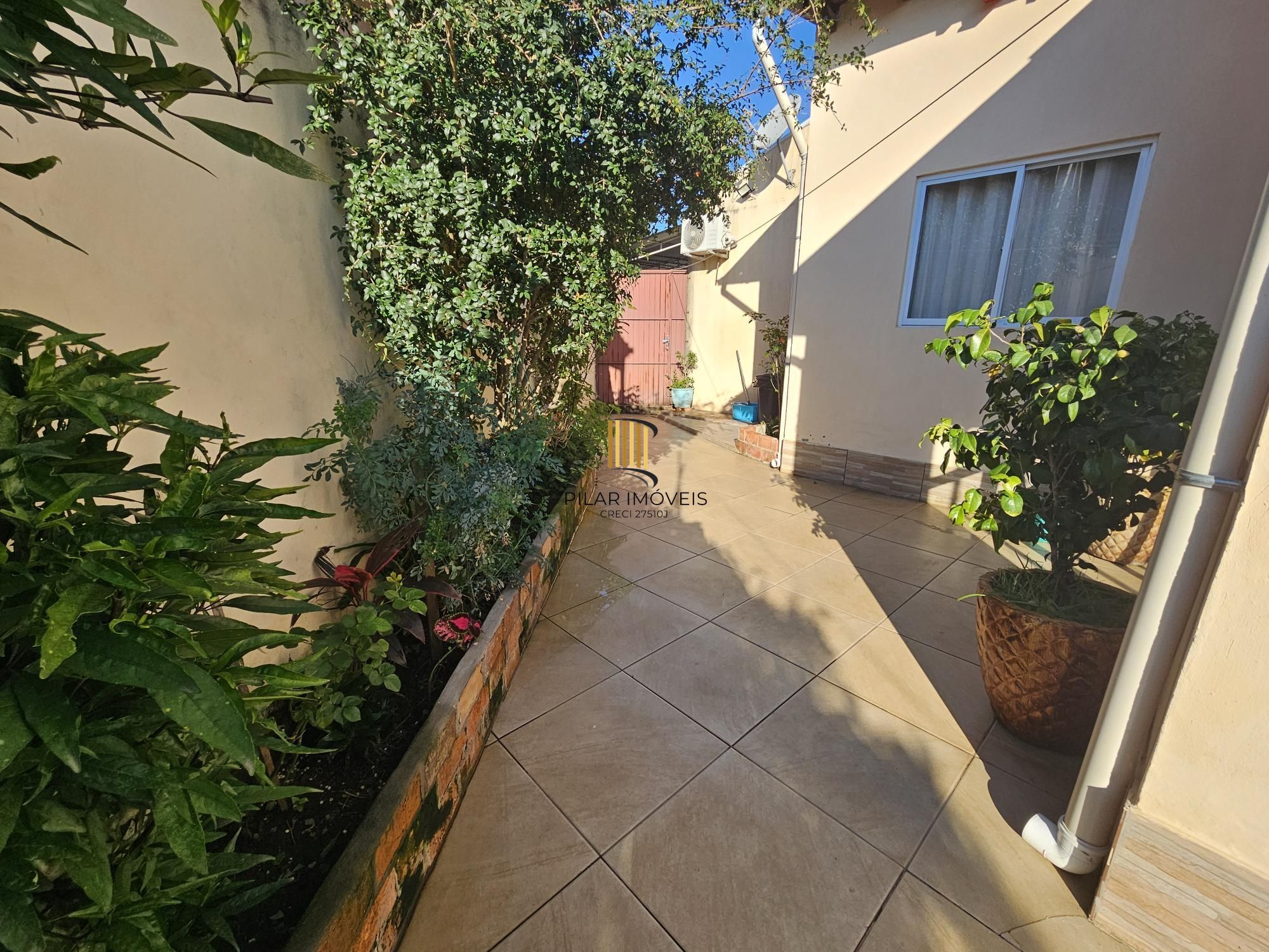 Oportunidade Única! Casa Residencial com 2 Quartos, 2 Banheiros e 2 Vagas de Garagem em Cachoeirinha, Rio Grande do Sul**