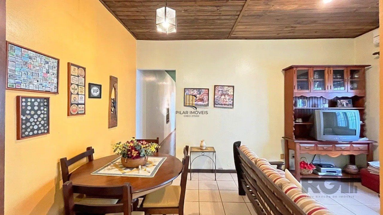 casa com 3 dormitórios, sendo 1 suíte, vaga para 4 carros, no bairro Santana