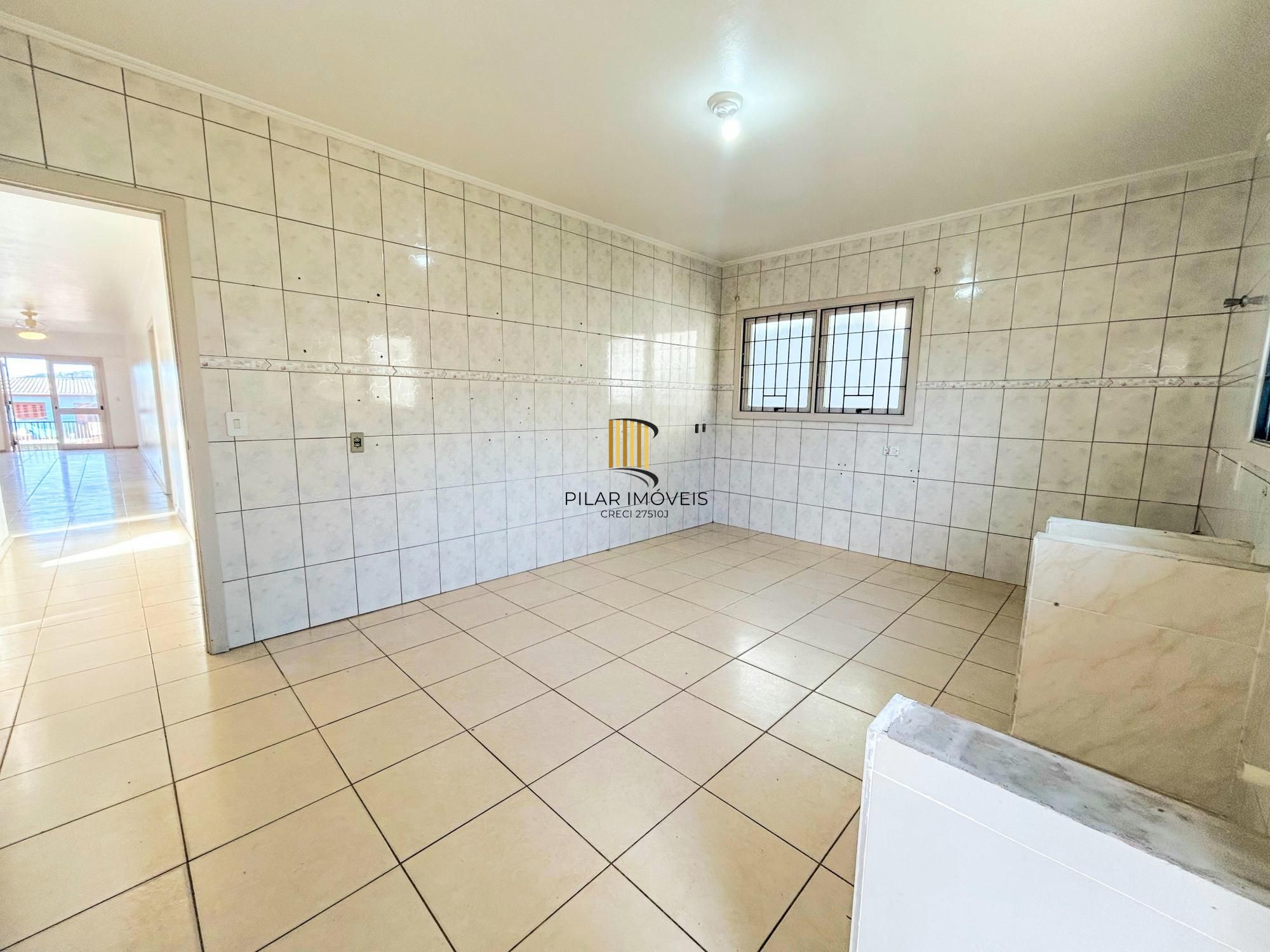 CASA 03 dormitórios, 01 suíte, terraço, pátio, garagens cobertas na VILA NOVA - ótima localização