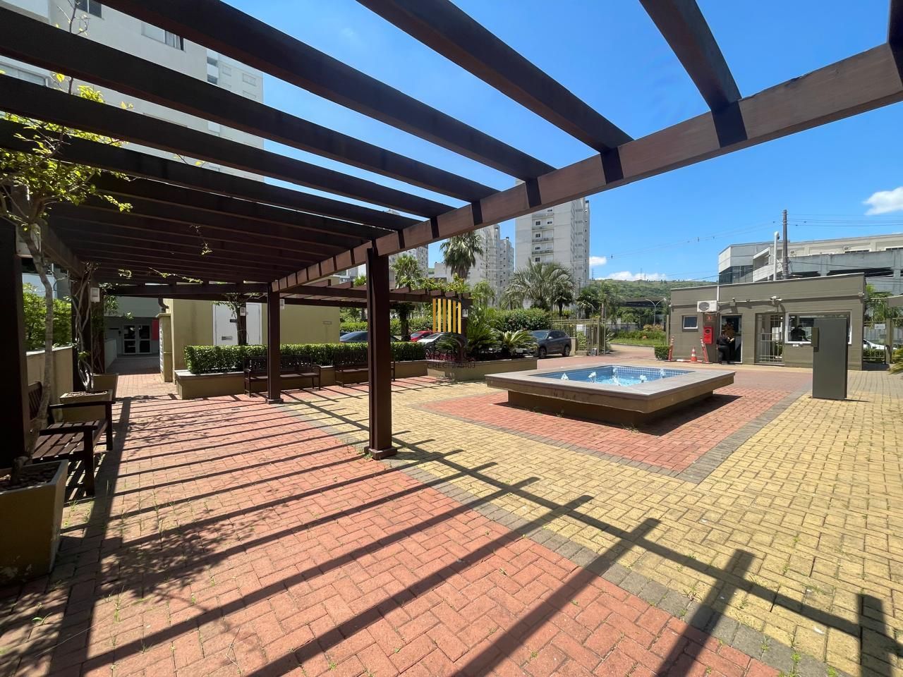 Impecável apartamento semimobiliado, 2 dormitórios, 2 banheiros e 1 vaga coberta