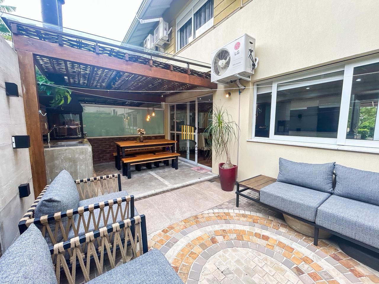 Casa em Condomínio com 03 quartos, 01 suíte e 02 vagas cobertas - Teresópolis