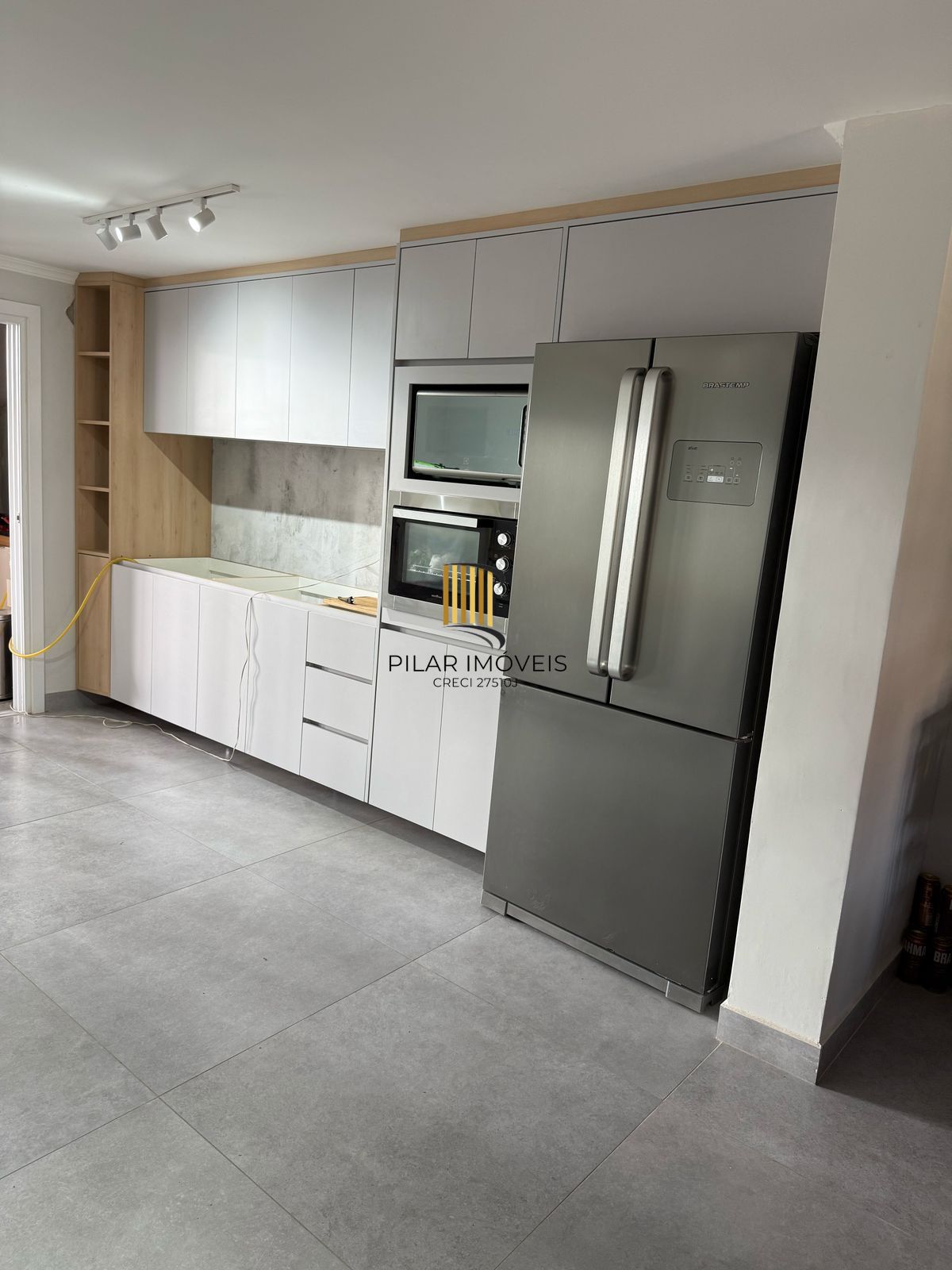 Casa com 03 quartos e 02 vagas de garagem