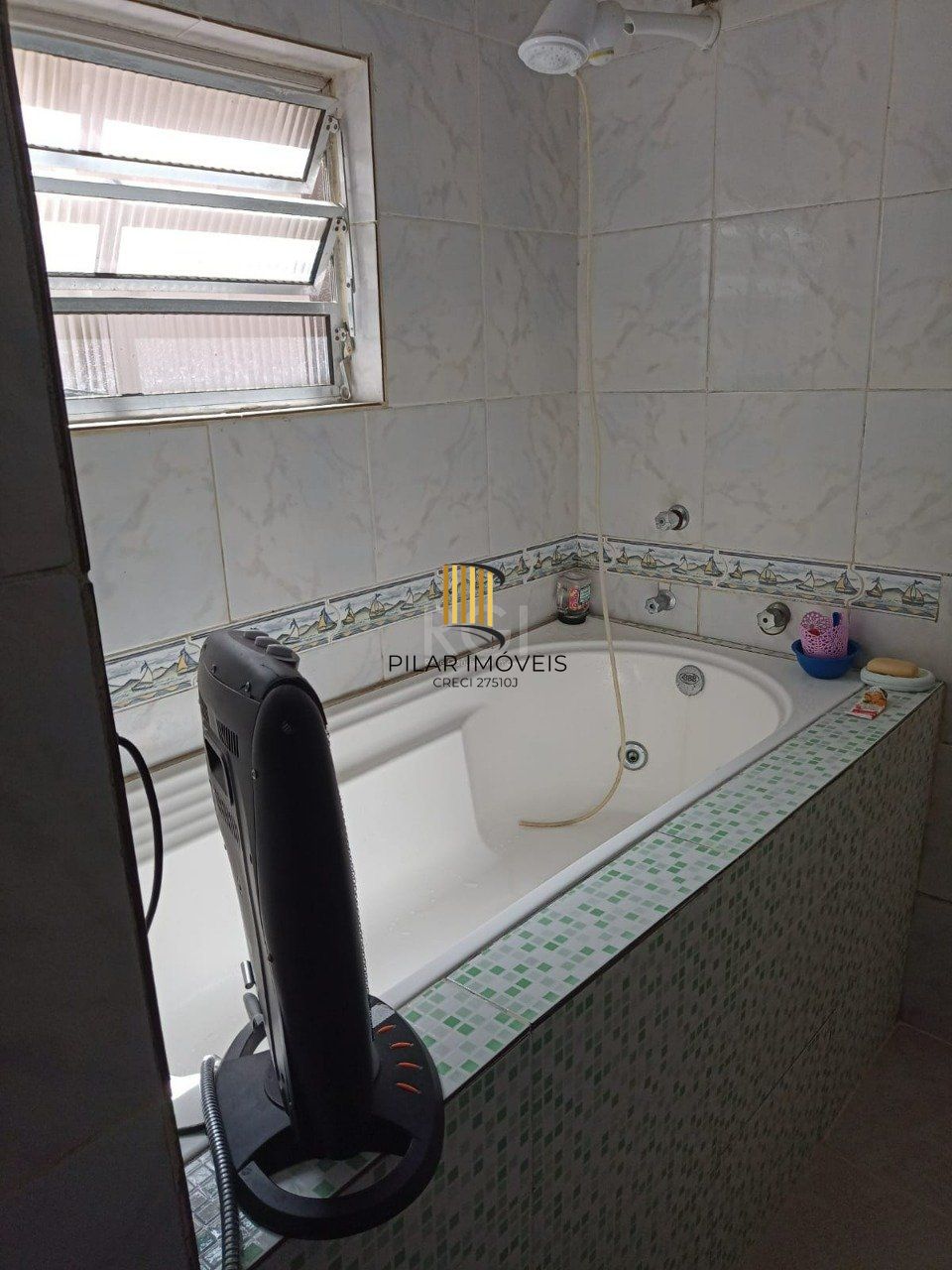 Casa 3 dormitórios, sendo 1 suites, 9 vagas - bairro Ponta Grossa Porto Alegre RS