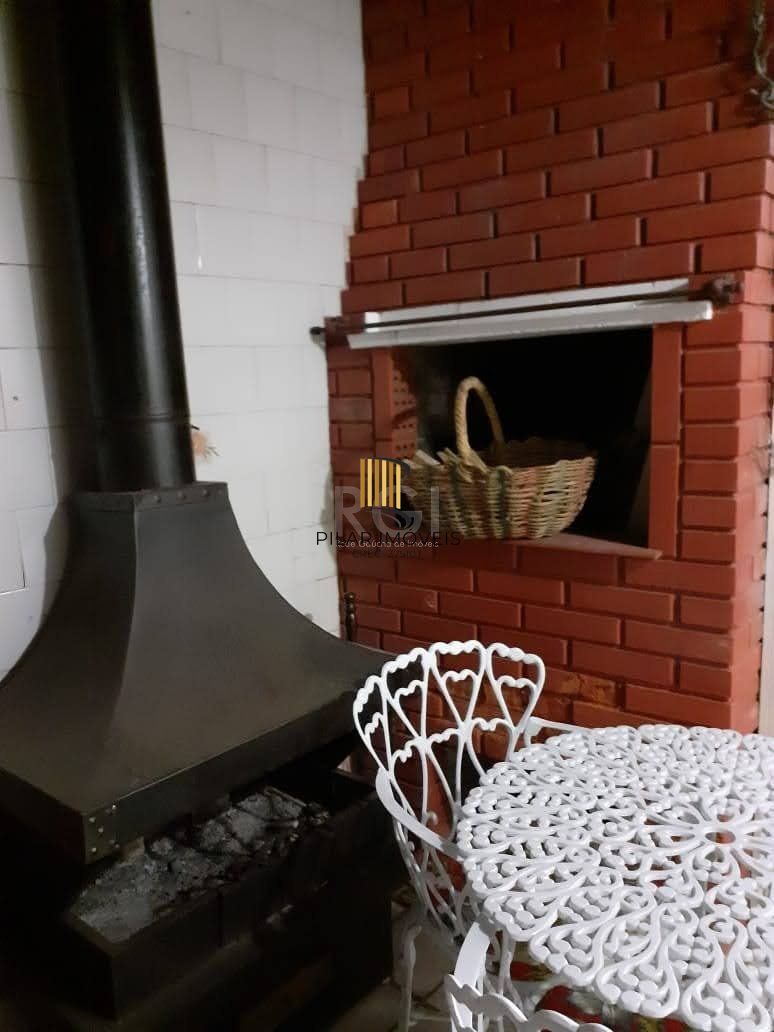 Casa para Venda - 250m², 3 dormitórios, 1 vaga - Camaquã, Porto Alegre