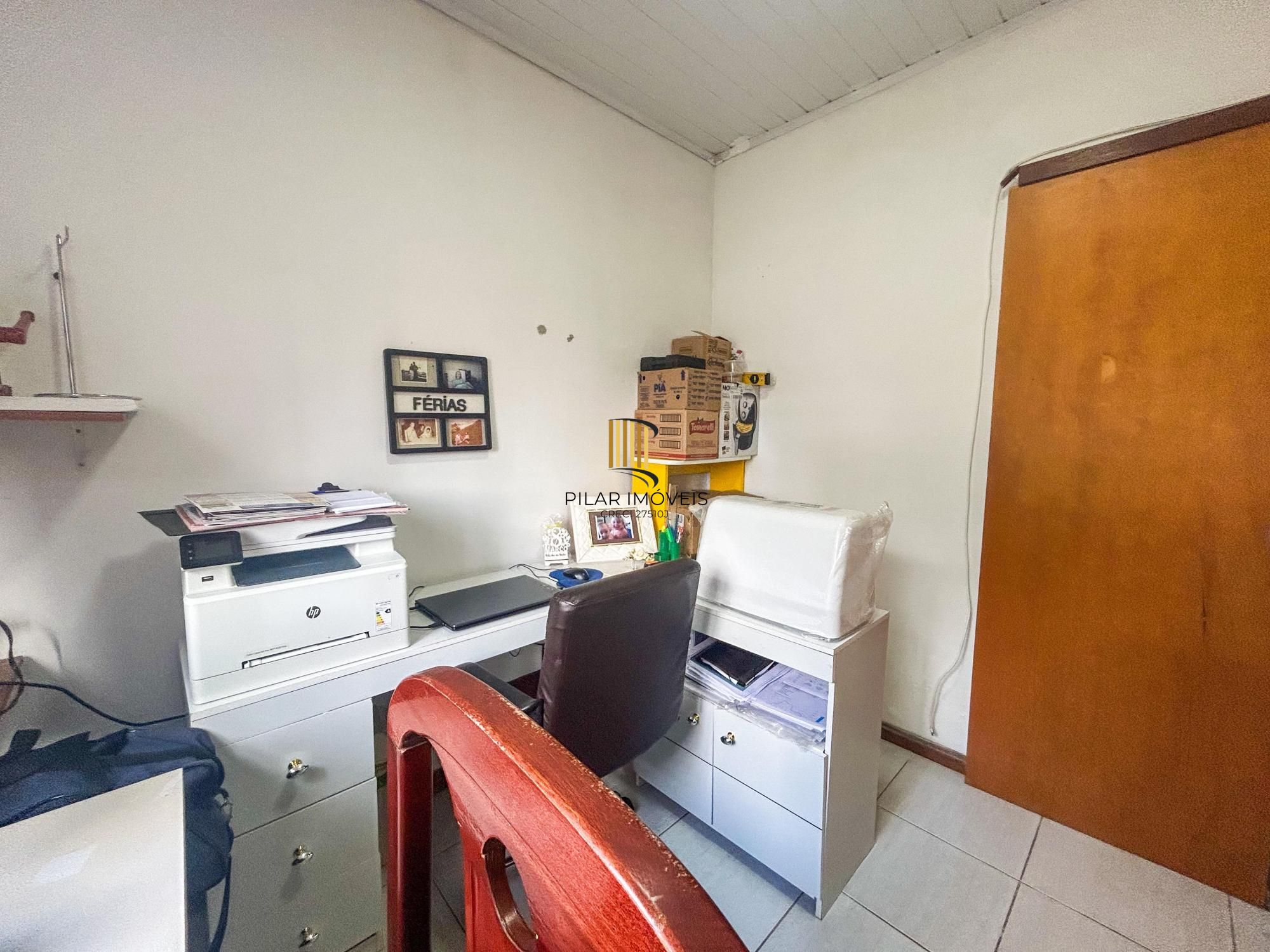 Casa 02 dormitórios e demais peças, amplo terreno plano com 300m².