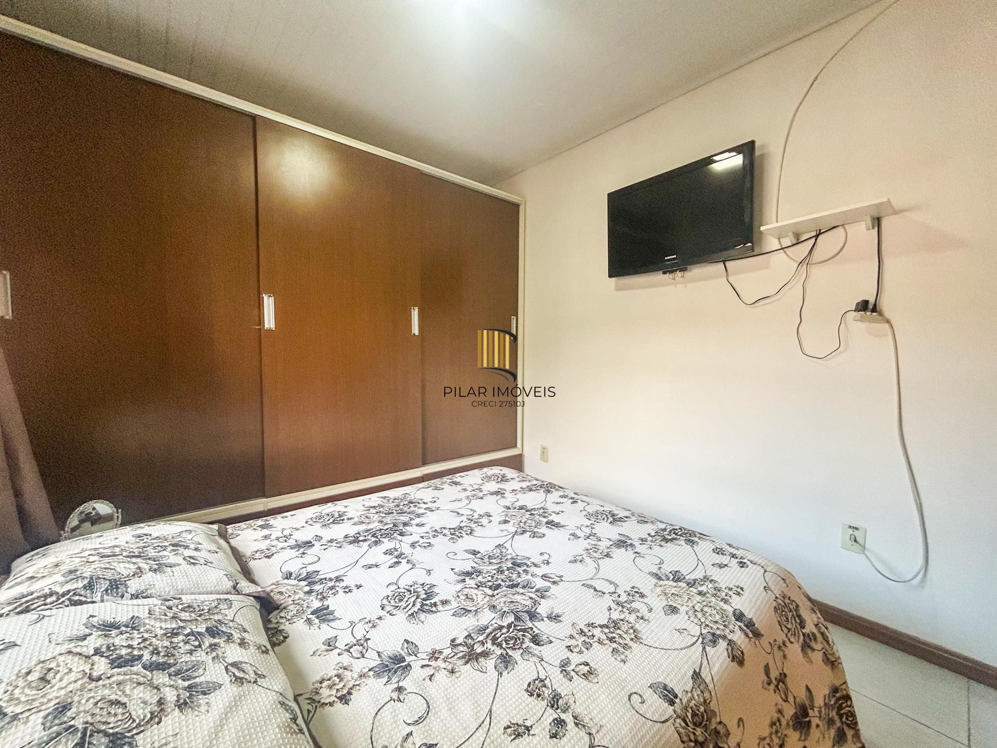 Casa 02 dormitórios e demais peças, amplo terreno plano com 300m².