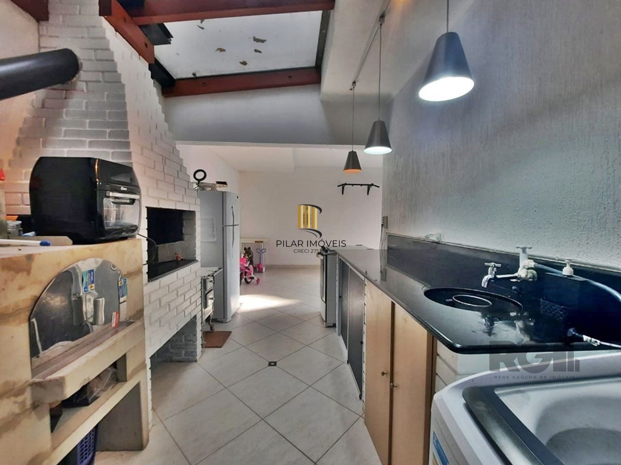 casa em condomínio com 3 dormitórios, sendo 1 suíte e vaga para dois carros no bairro Tristeza