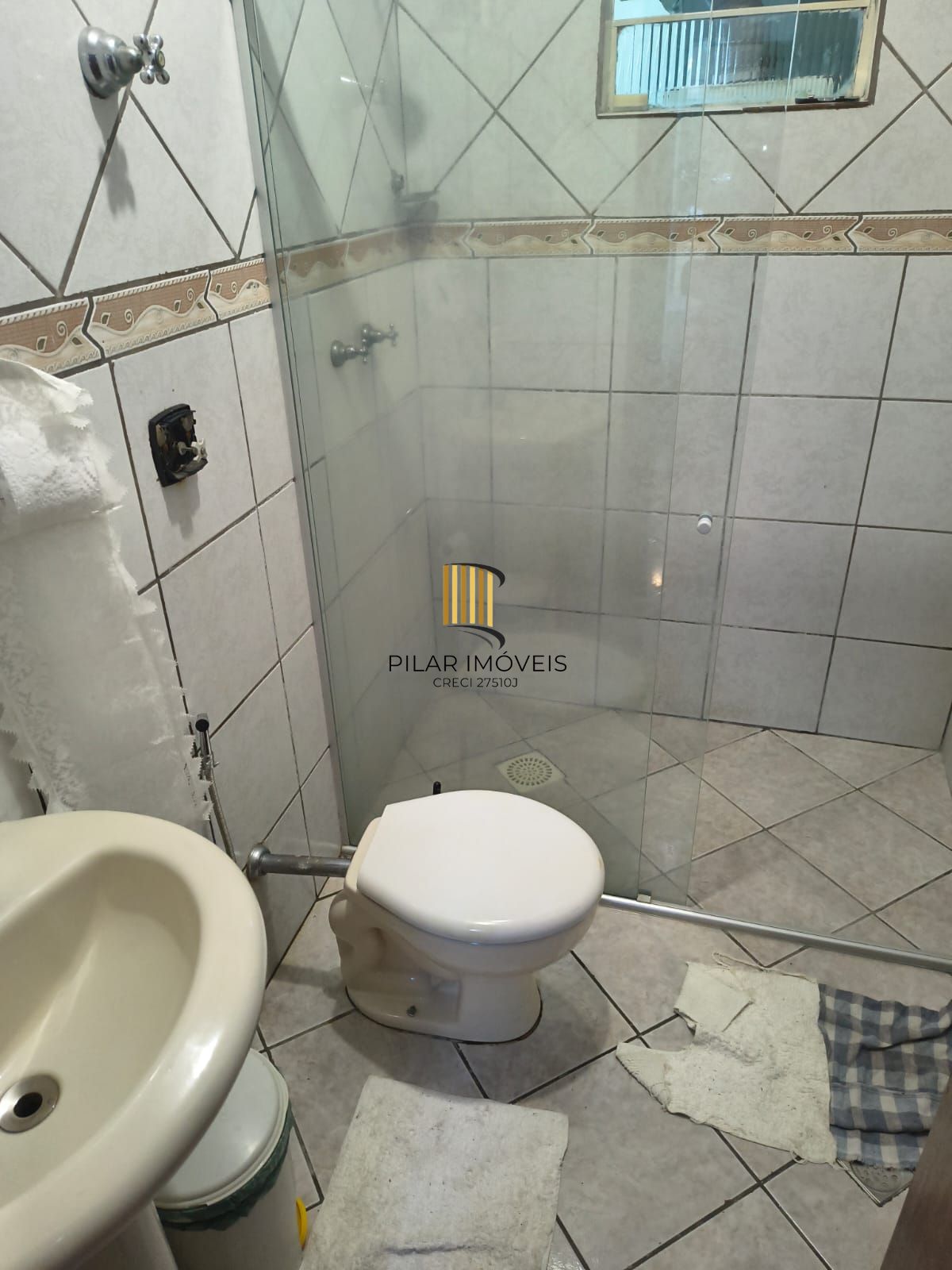 Casa com 2 vagas de garagem para carros pequenos