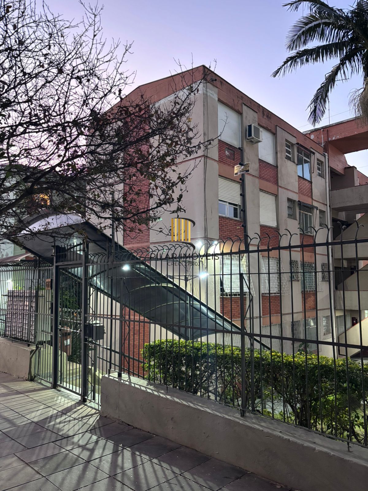 Apartamento de 2 dormitórios com estacionamento rotativo , ultimo andar sem elevador , com vista ! - Pilar Imóveis