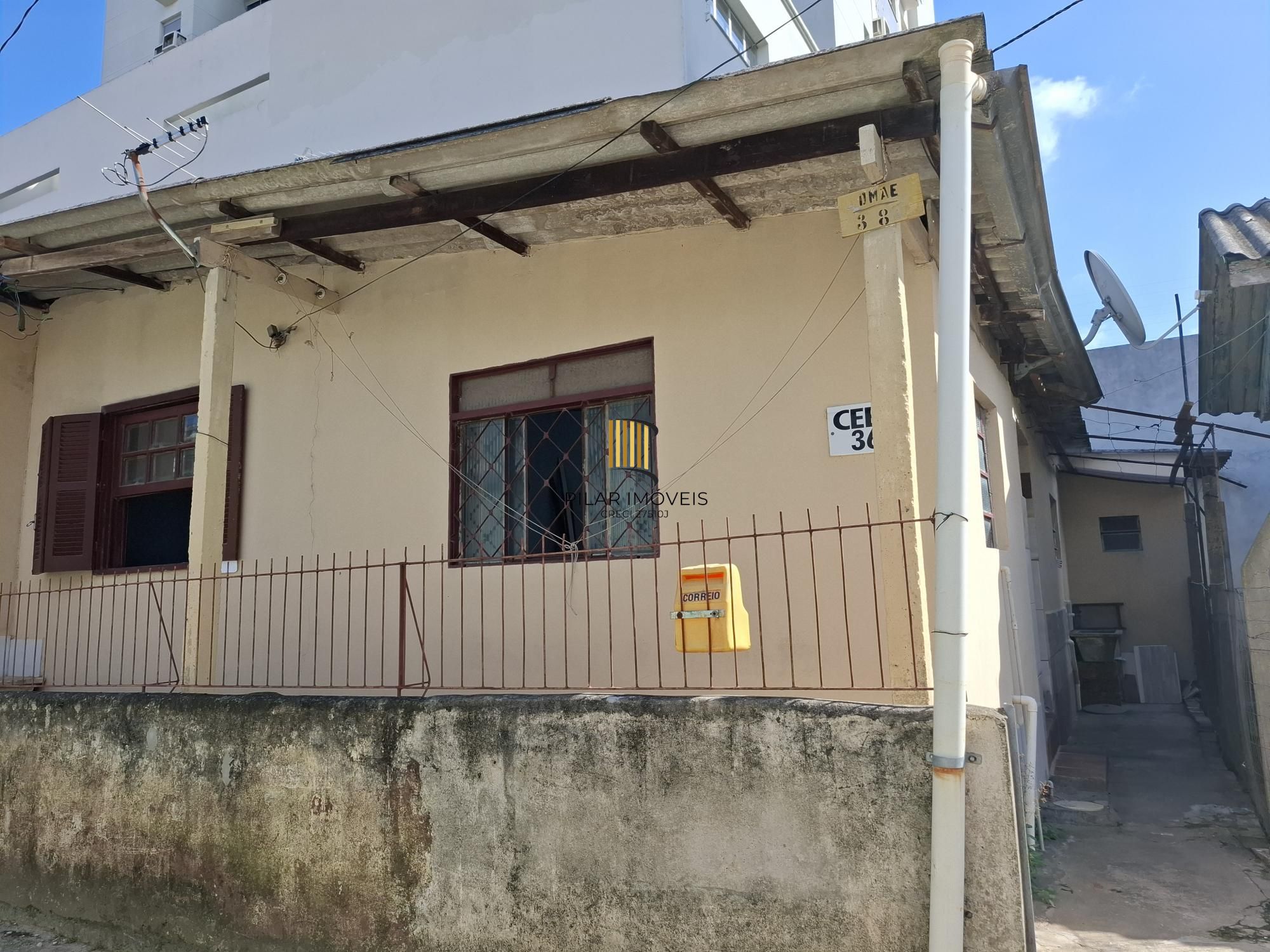 Vende Casa no Bairro Cavalhada em acesso a poucos metros da Avenida. Construídos 2 residências geminadas com 1 dormitório separado, sala e cozinha integrados casa uma, mais chalé antigo de madeira. - Pilar Imóveis