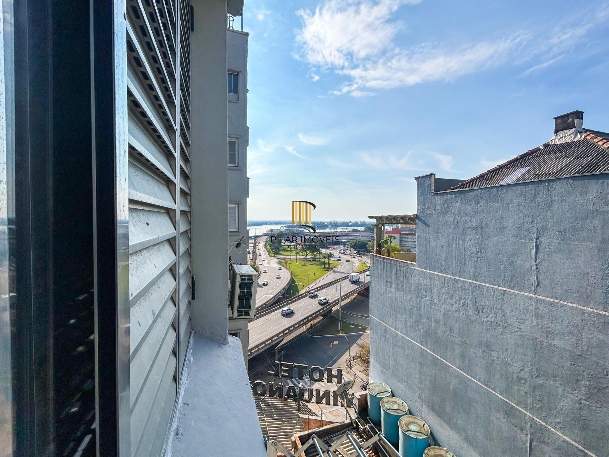 Apartamento 28m² privativos, iluminação natural, 01 dormitório, sala e cozinha integrados, banheiro social - CENTRO  -ANDAR ALTO