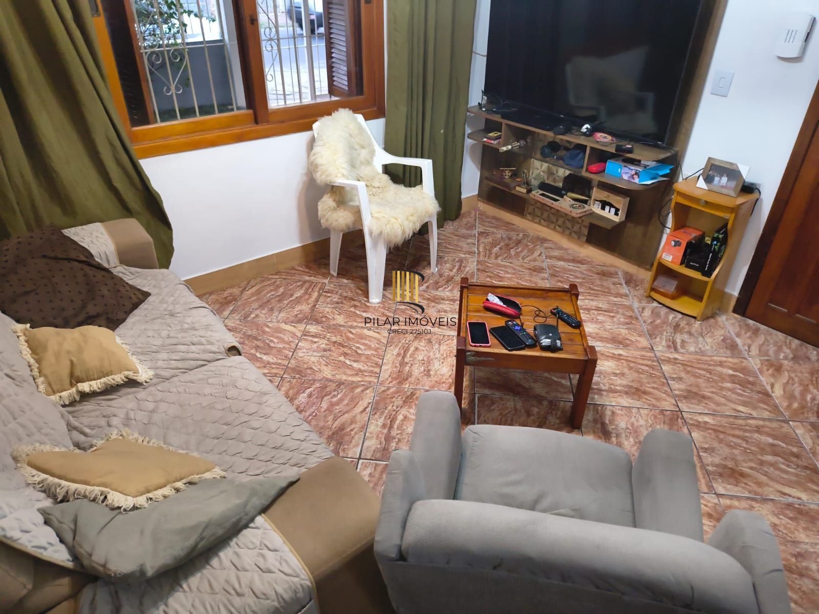 Casa com 2 vagas de garagem para carros pequenos