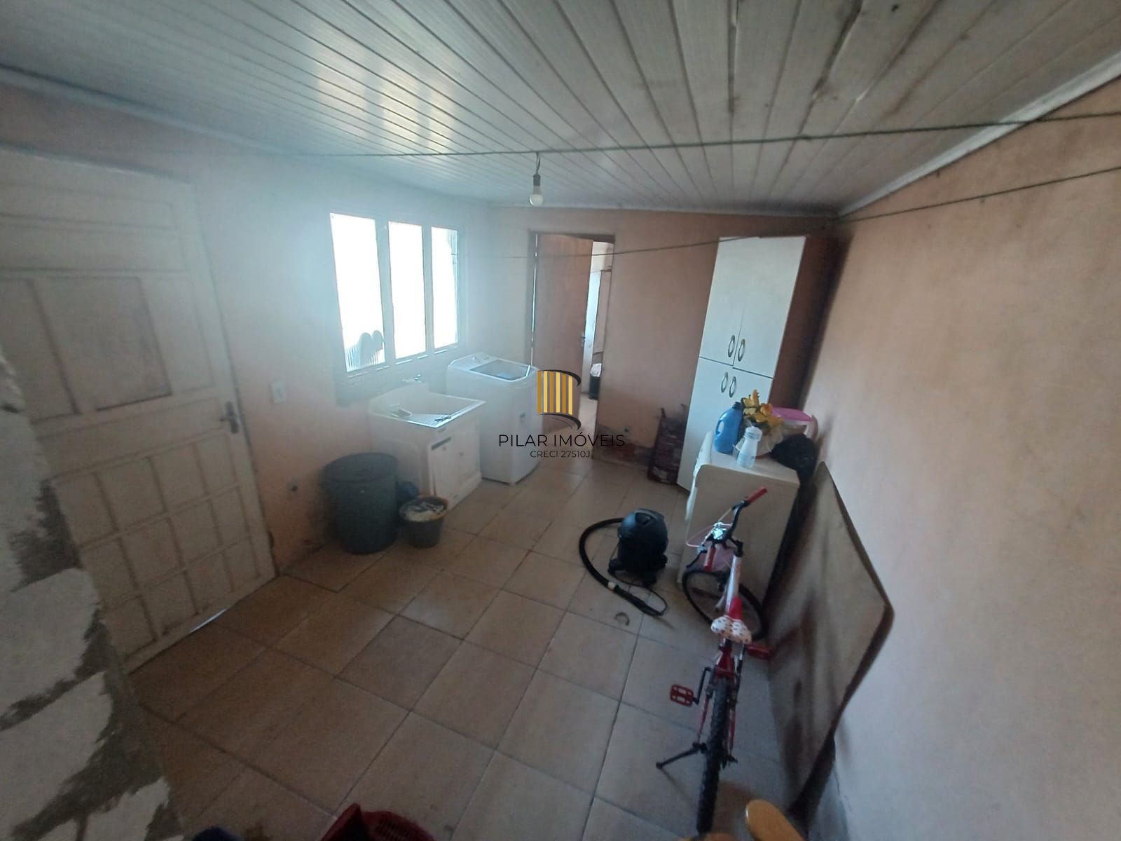 Casa com três dormitórios  e vaga pra dois carros.