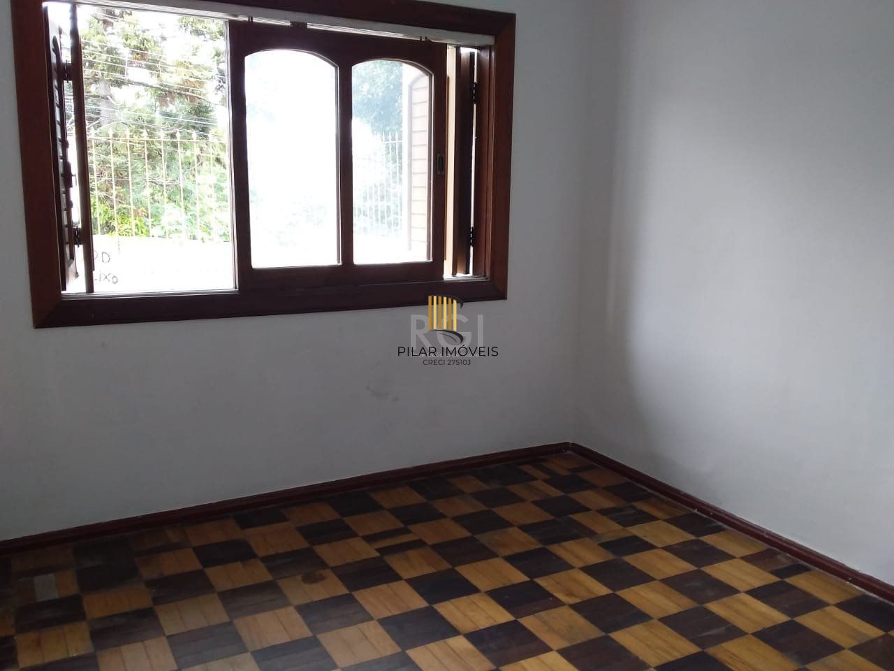 Casa  3 dormitórios, sendo 1 suites, 2 vagas - Medianeira, Porto Alegre/RS