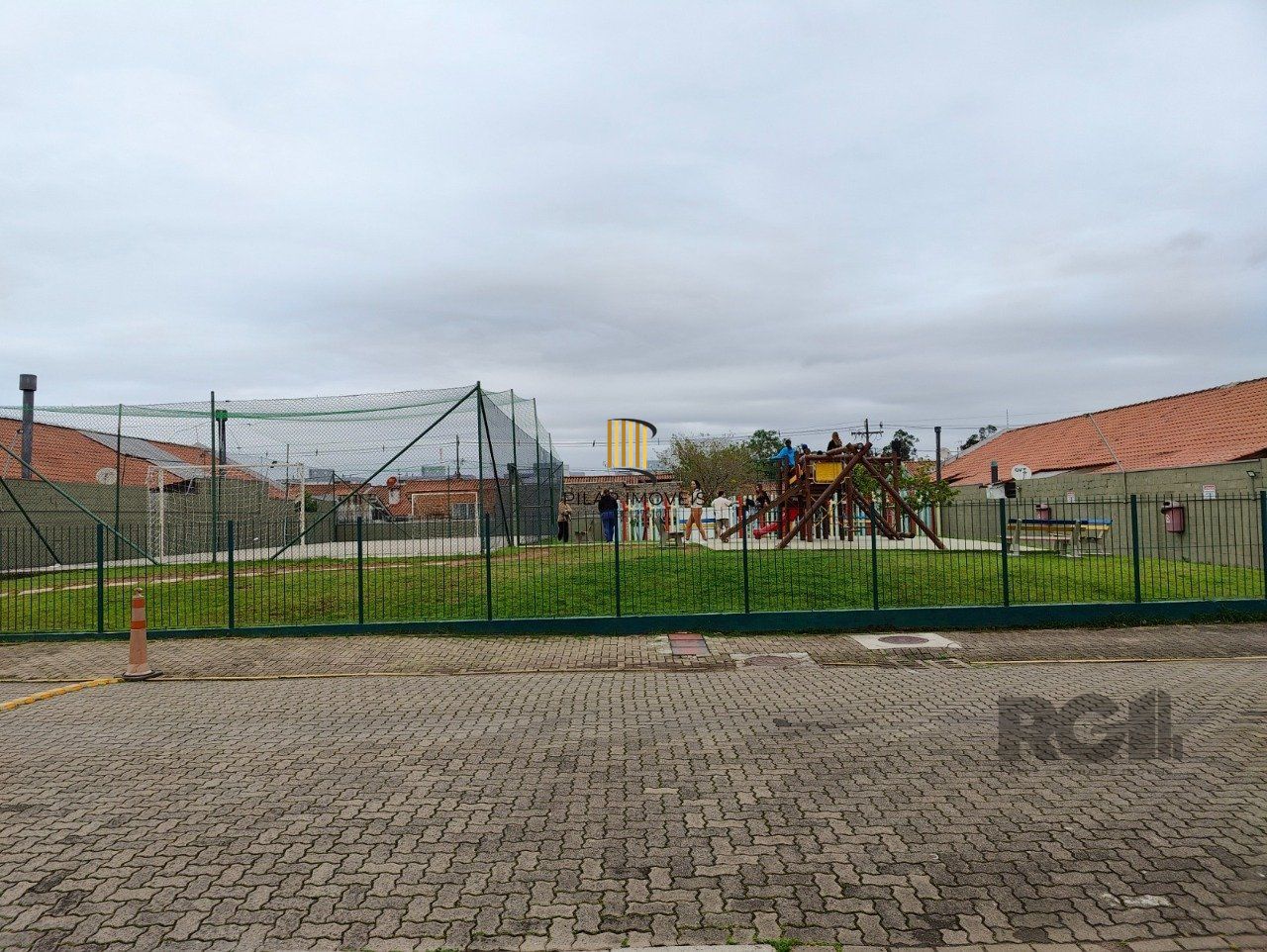 Casa com 2 dormitórios em condomínio fechado em Canoias