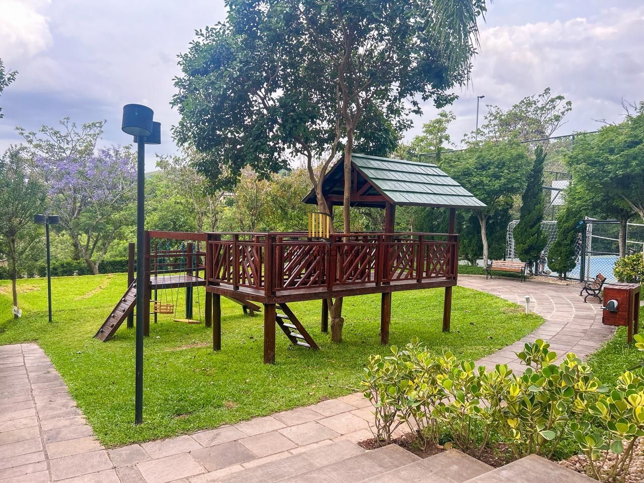 Casa em Condomínio com 03 quartos, 01 suíte e 02 vagas cobertas - Teresópolis