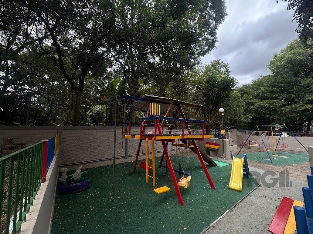 Apartamento a venda, dois dormitórios mobiliado no bairro Cristal.