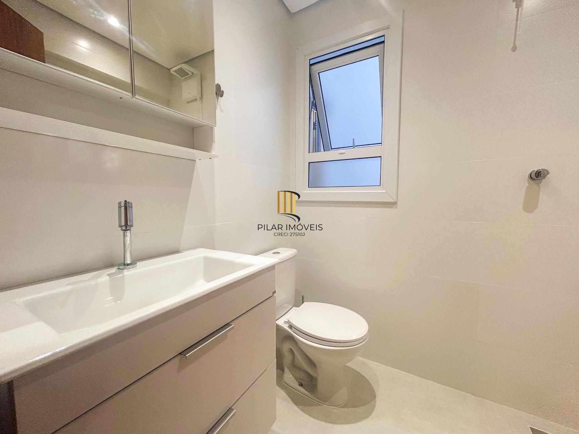 Apartamento de 1 dormitório, suíte ampla, semimobiliado, com pátio privativo no bairro Mont Serrat.