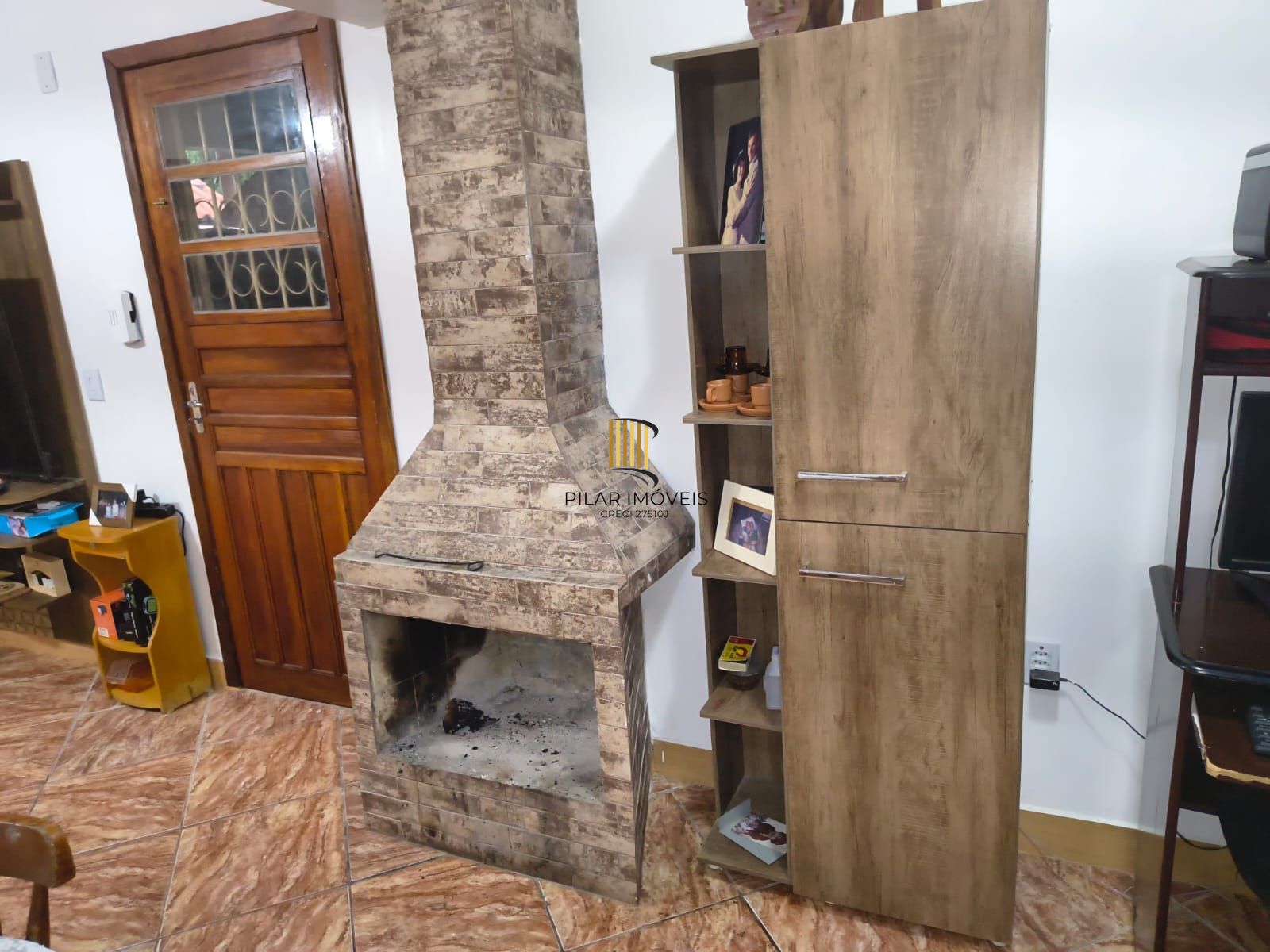 Casa com 2 vagas de garagem para carros pequenos