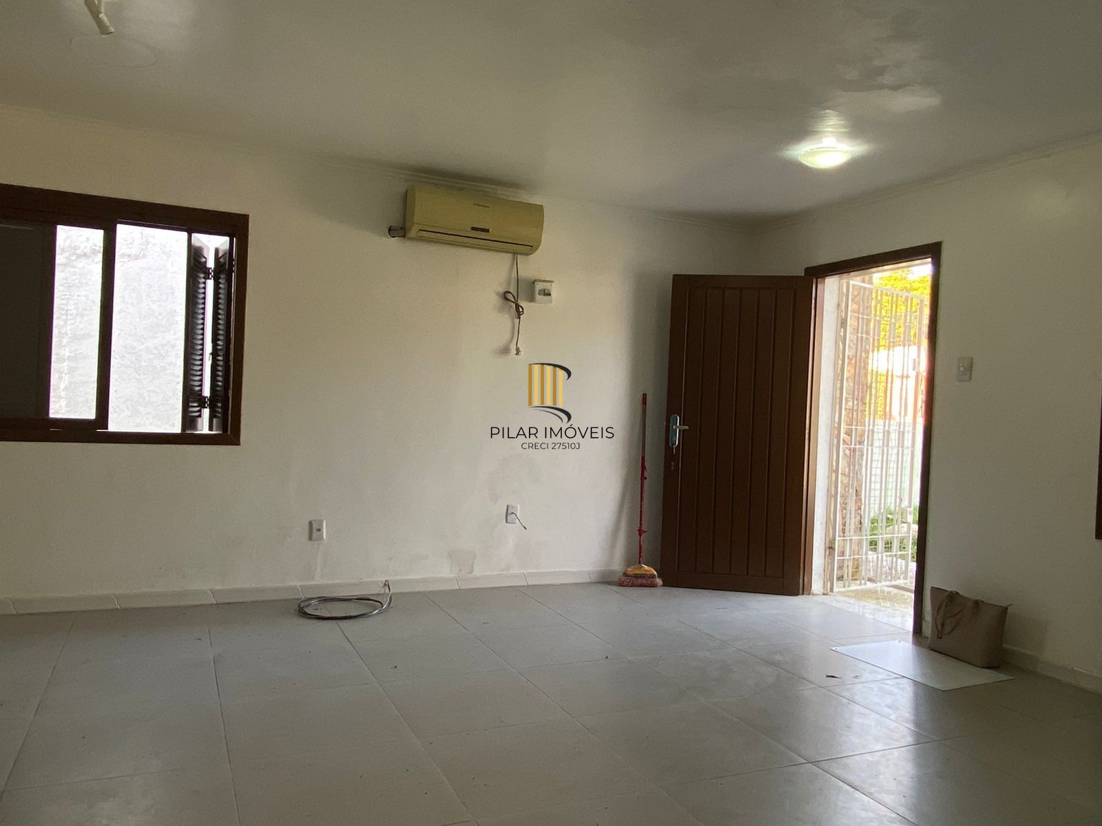 Casa de (3)três quartos, sendo uma suíte com duas vagas de garagem.