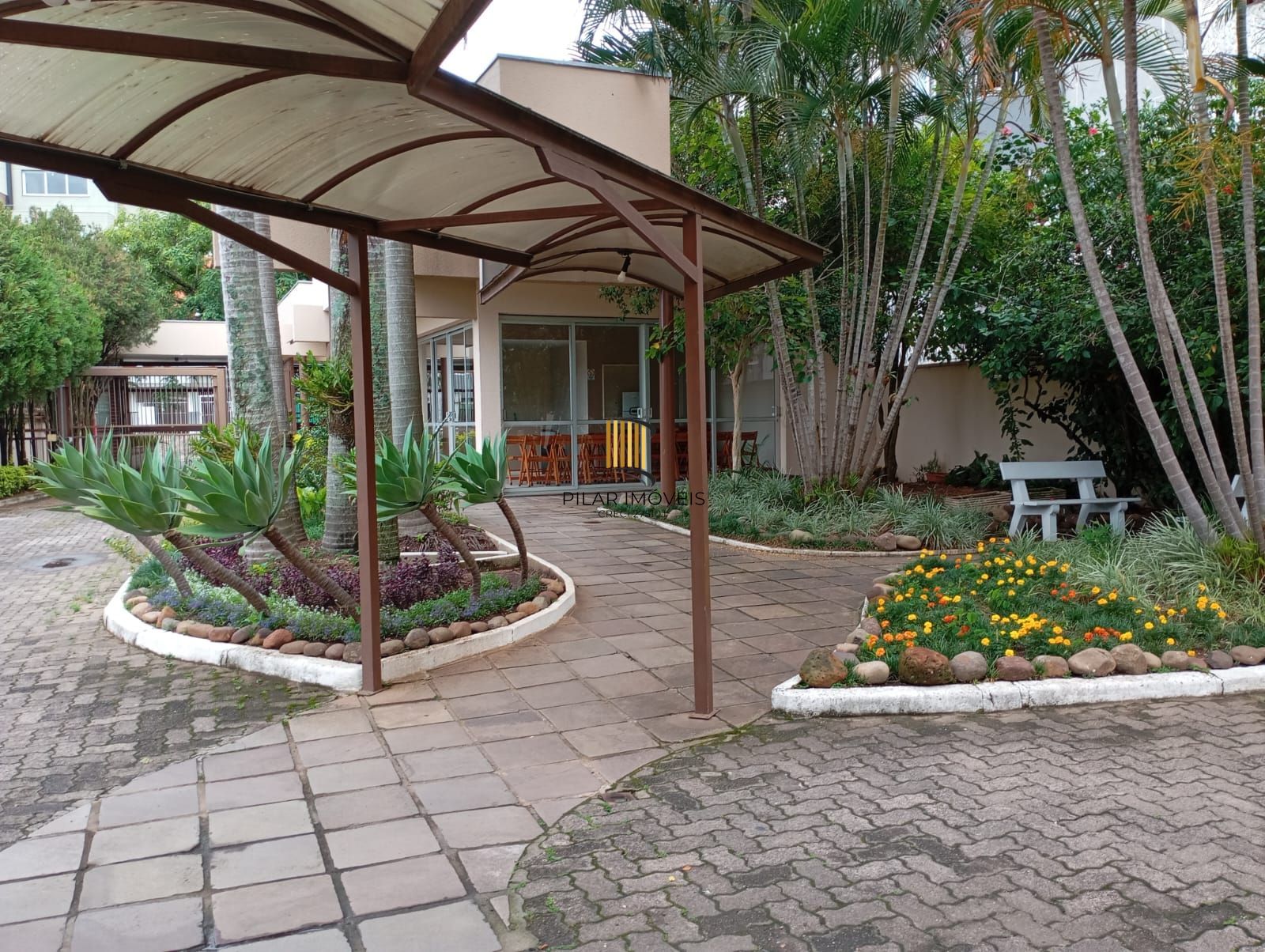 Apartamento com 02 quartos e 01 vaga coberta no Bairro Menino Deus, Porto Alegre