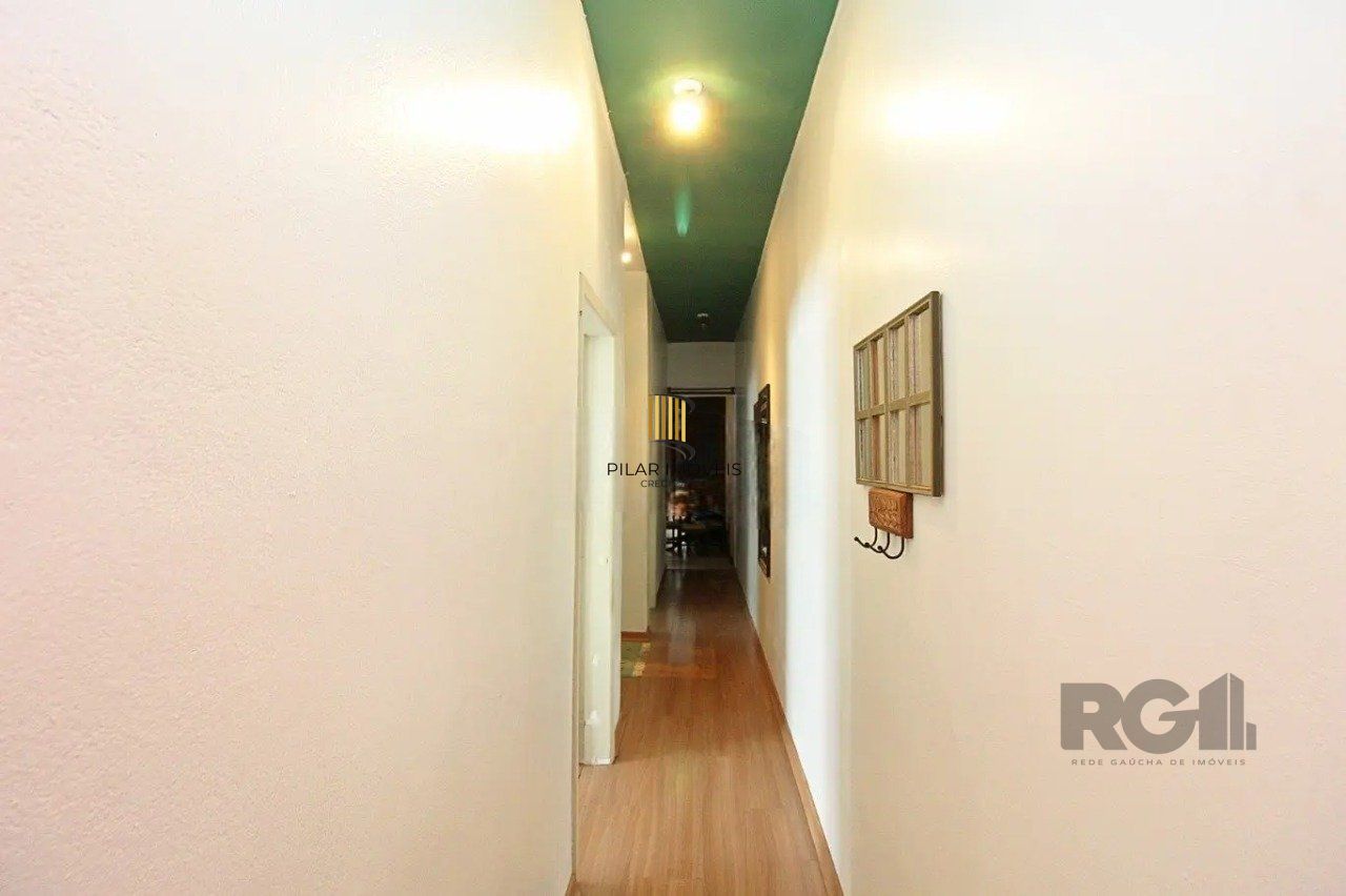 casa com 3 dormitórios, sendo 1 suíte, vaga para 4 carros, no bairro Santana