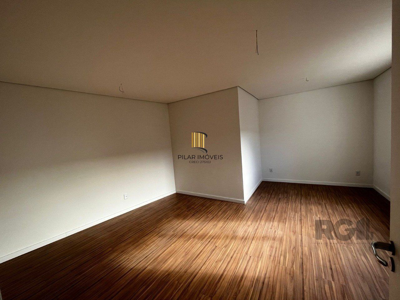 casa 3 dormitórios  1 suíte, 2 vagas, condomínio com piscina 240,22m² privativos no Bairro Vila Nova Porto Alegre/RS