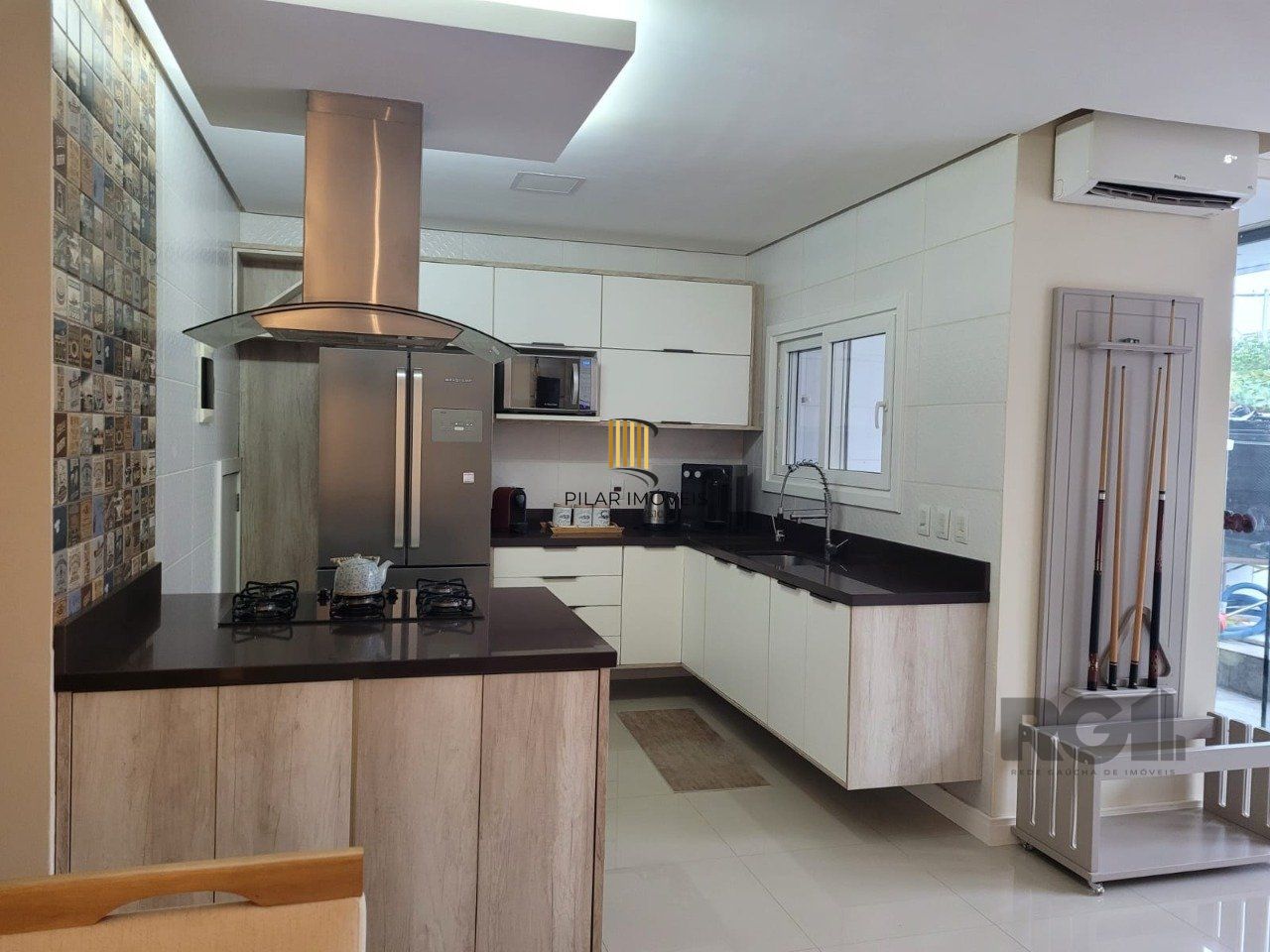 Casa com 3 quartos, 1 suíte, churrasqueira, lareira, 2 vagas de garagem, no bairro Hípica, Porto Alegre/RS
