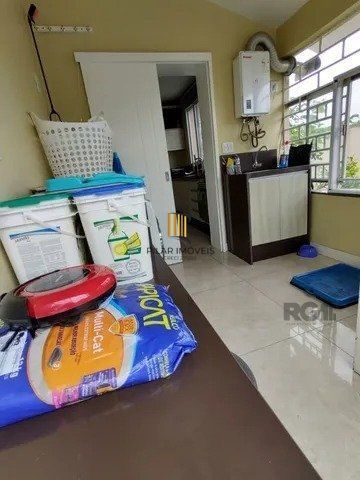 Excelente casa em Belém Novo na rua Eustáquio Inácio da Silveira próximo ao Colégio Glicério Alves. Casa grande com 3 quartos, escritório