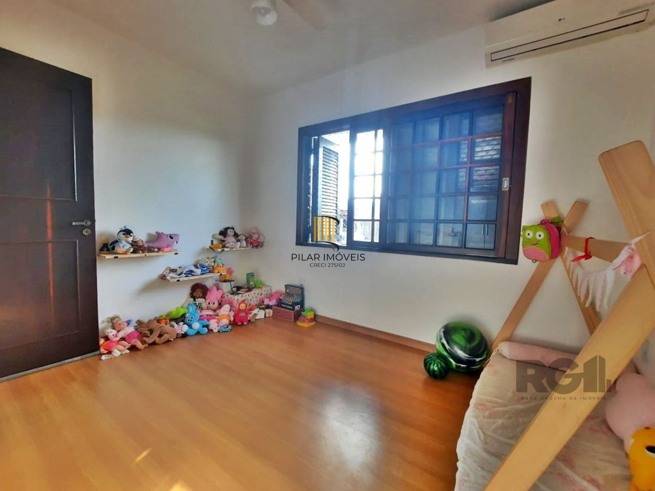 casa em condomínio com 3 dormitórios, sendo 1 suíte e vaga para dois carros no bairro Tristeza