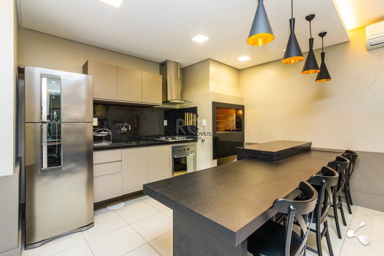 Espetacular Apto. semi mobiliado no bairro Rio Branco, Porto Alegre/RS, um por andar, 195m, andar alto, lareira, churrasqueira, 3 suites, 4 vagas