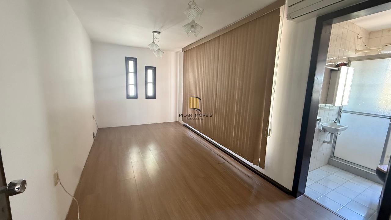CASA 3 DORMITÓRIOS 4 BANHEIROS 4 VAGAS 1 SUÍTE, PÁTIO NO BAIRRO MEDIANEIRA PORTO ALEGRE/RS
