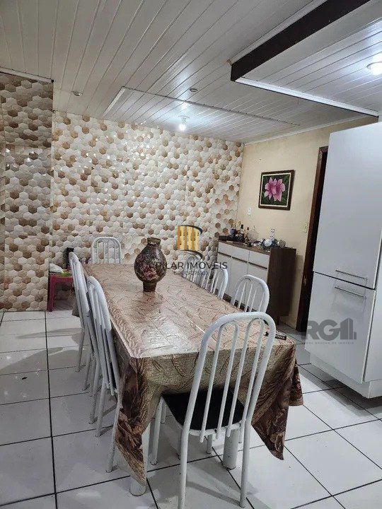  Casa com 4 quartos, 1 suíte, 7 vagas de garagem, churrasqueira -  97,32m² no bairro Jardim Carvalho, Porto Alegre/RS