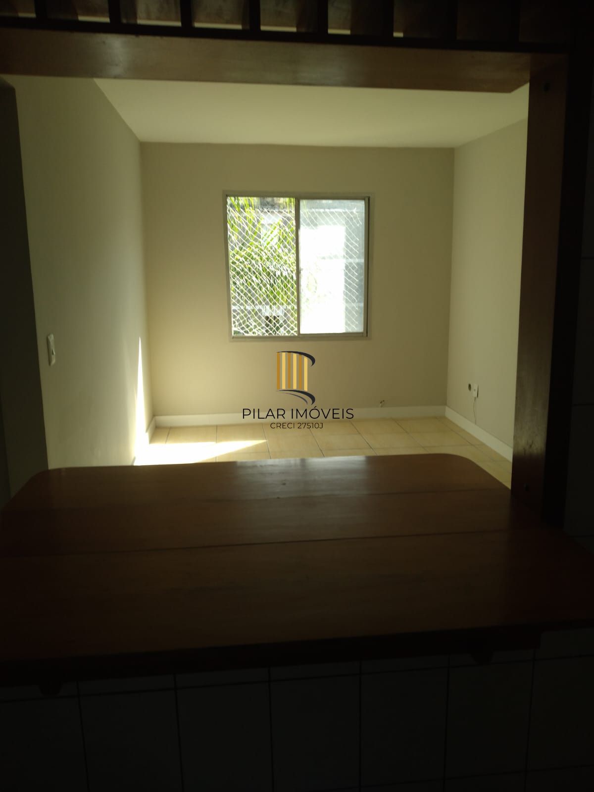 Apartamento com 02 quartos e 01 vaga escriturada e coberta, na Av. Antônio de Carvalho