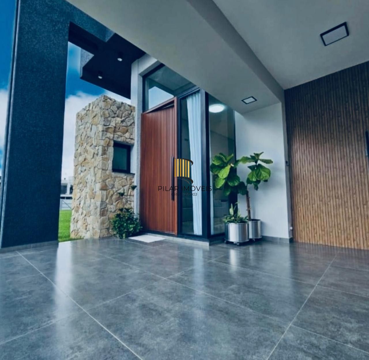 CASA EM CONDOMINIO TÉRREA,  3 SUÍTES 4 VAGAS DE GARAGEM, EM GRAVATAI RS