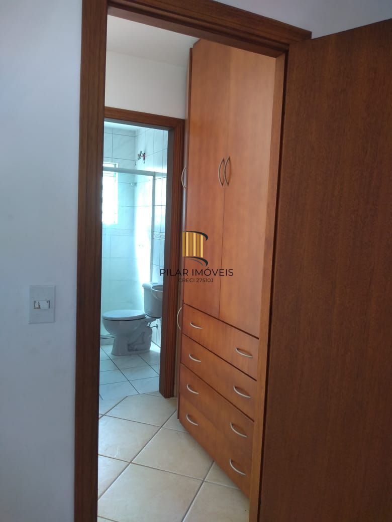 Casa em condomínio fechado  com 94m2, 3 dormitórios no bairro Camaquã.