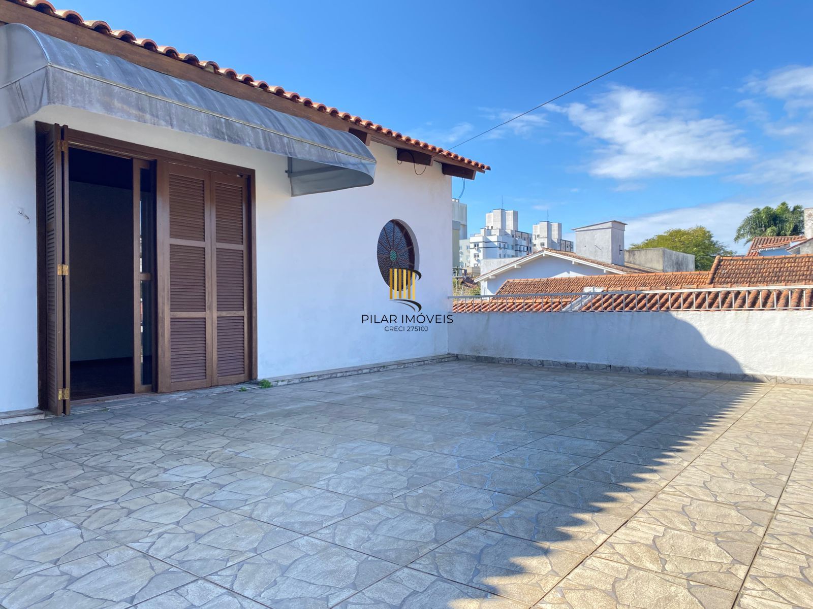 Casa de (3)três quartos, sendo uma suíte com duas vagas de garagem.