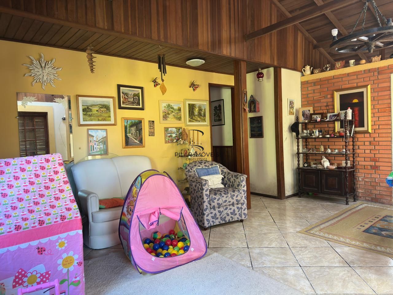 Imóvel com 4 dormitórios e casa auxiliar nos fundos do terreno