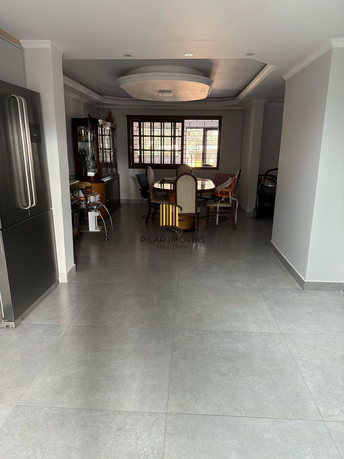 Casa com 03 quartos e 02 vagas de garagem
