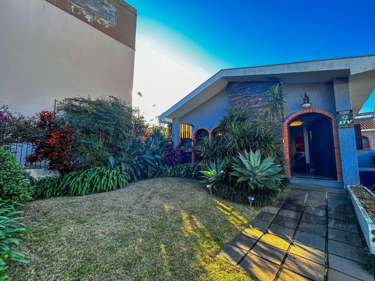 Casa 3 dormitórios, suíte, lareira, churrasqueira,, pátio, vaga garagem com 309 m² privativos.