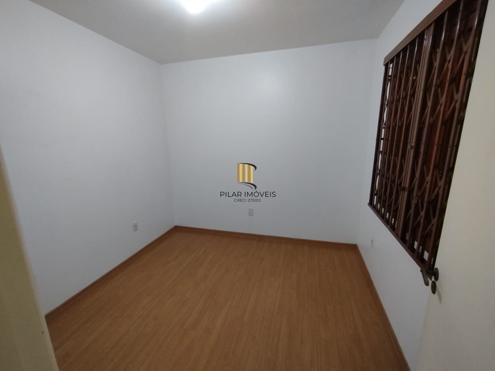 Casa com 03 quartos e 01 vaga no Bairro Cristal