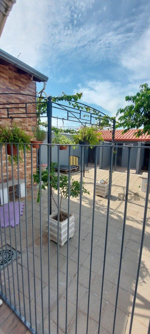 Casa com 2 dormitórios, sendo 1 suíte no bairro Florida em Guaíba
