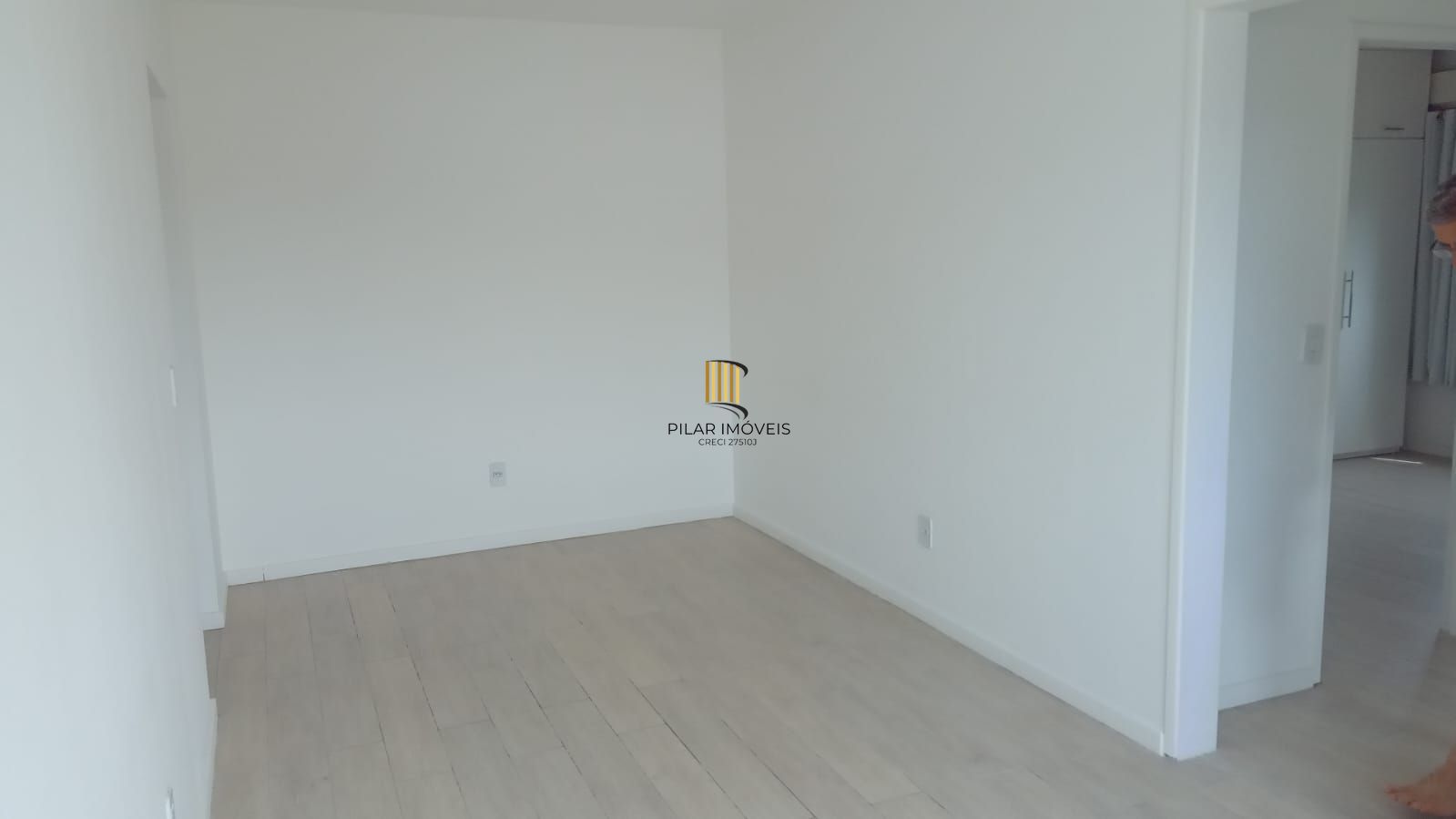 Apartamento de 2 dormitórios reformado com garagem escriturada fechada !