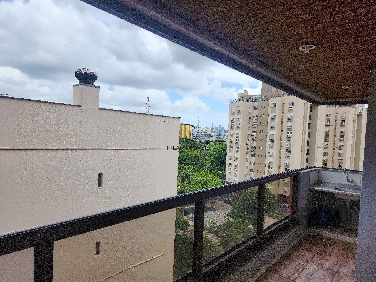 Apartamento com 01 quarto, 01 vaga escriturada coberta, Bairro Cidade Baixa