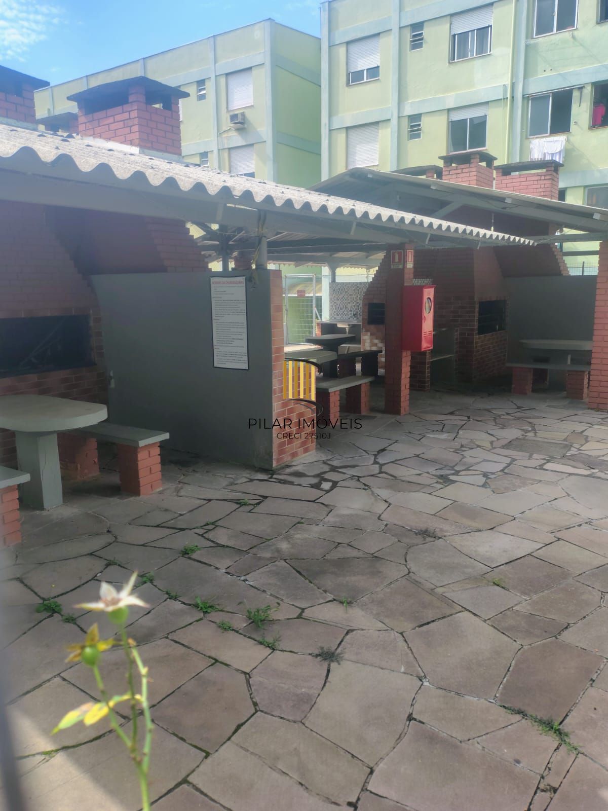 Apartamento de 2 dormitórios , portaria , salão de festas com churrsaqueira !